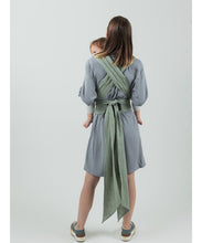 Ladda upp bild till gallerivisning, ISARA Quick Half Buckle Carrier - Sage Green Linen - 100% linne

