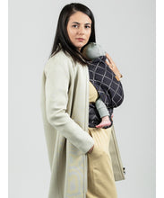 Laden Sie das Bild in den Galerie-Viewer, ISARA QuickTie Carrier - Diamonda Black - 100% ekologisk bomull
