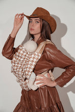 Laden Sie das Bild in den Galerie-Viewer, Flip Babytrage - Hahnentrittmuster Latte Macchiato - 55% Tencel, 45% Bambusviskose
