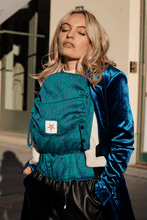 Laden Sie das Bild in den Galerie-Viewer, Flip X Babytrage – Snake Azzzura – 74 % Bambusviskose, 25 % Bio-Baumwolle, 1 % Polyester

