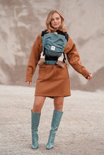 Laden Sie das Bild in den Galerie-Viewer, TaiTai Baby Carrier - Heart2Heart Lagoon - 100% ekologisk bomull
