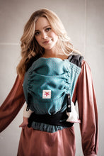 Laden Sie das Bild in den Galerie-Viewer, TaiTai Baby Carrier - Heart2Heart Lagoon - 100% ekologisk bomull

