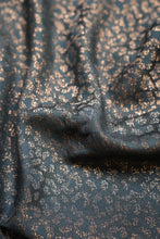 Ladda upp bild till gallerivisning, Flip Baby Carrier - Safari Shine - 50% bambuviskos, 49% ekologisk bomull, 1 % polyester
