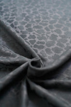 Laden Sie das Bild in den Galerie-Viewer, Flip X Baby Carrier - Safari Black Beauty - 50% ekologisk bomull, 50% bambu viskos
