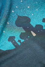 Laden Sie das Bild in den Galerie-Viewer, KOKADI Woven Baby Wrap/Vävd sjal - Jasmine&#39;s Magic Lamp - 99% bambu viskos, 1% polyester
