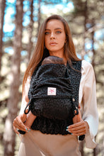Laden Sie das Bild in den Galerie-Viewer, Flip X Baby Carrier - Safari Black Beauty - 50% ekologisk bomull, 50% bambu viskos
