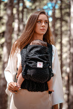 Laden Sie das Bild in den Galerie-Viewer, Flip X Baby Carrier - Safari Black Beauty - 50% ekologisk bomull, 50% bambu viskos
