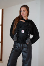 Laden Sie das Bild in den Galerie-Viewer, Flip Baby Carrier - Safari Black Beauty - 50% ekologisk bomull, 50% bambu viskos
