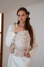 Laden Sie das Bild in den Galerie-Viewer, Flip Baby Carrier - Heart2Heart Cream - 100% ekologisk bomull
