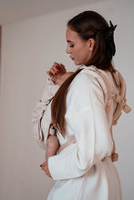Laden Sie das Bild in den Galerie-Viewer, Flip Baby Carrier - Heart2Heart Cream - 100% ekologisk bomull
