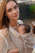 Laden Sie das Bild in den Galerie-Viewer, Flip X Baby Carrier - Safari Eleni - 55% mikromodal, 45% bambu viskos
