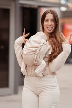 Laden Sie das Bild in den Galerie-Viewer, Flip X Baby Carrier - Heart2Heart Cream - 100% ekologisk bomull
