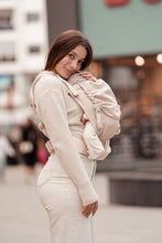 Laden Sie das Bild in den Galerie-Viewer, Flip X Baby Carrier - Heart2Heart Cream - 100% ekologisk bomull
