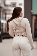 Laden Sie das Bild in den Galerie-Viewer, Flip X Baby Carrier - Heart2Heart Cream - 100% ekologisk bomull
