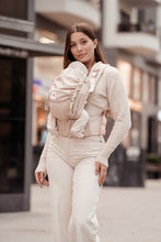 Laden Sie das Bild in den Galerie-Viewer, Flip X Baby Carrier - Heart2Heart Cream - 100% ekologisk bomull
