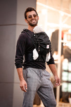 Laden Sie das Bild in den Galerie-Viewer, Flip Baby Carrier - Safari Black Beauty - 50% ekologisk bomull, 50% bambu viskos
