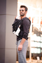 Laden Sie das Bild in den Galerie-Viewer, Flip Baby Carrier - Safari Black Beauty - 50% ekologisk bomull, 50% bambu viskos
