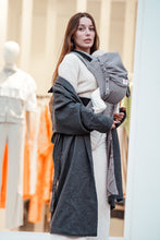 Laden Sie das Bild in den Galerie-Viewer, Flip X Baby Carrier - Heart2Heart Stone - 100% ekologisk bomull
