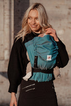 Laden Sie das Bild in den Galerie-Viewer, TaiTai Baby Carrier - Heart2Heart Lagoon - 100% ekologisk bomull
