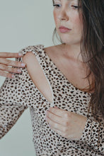 Ladda upp bild till gallerivisning, Lång amningsklänning Graou leopard med öppen rygg
