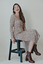 Ladda upp bild till gallerivisning, Lång amningsklänning Graou leopard med öppen rygg
