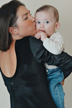 Ladda upp bild till gallerivisning, Lång amningsklänning i sammet med öppen rygg
