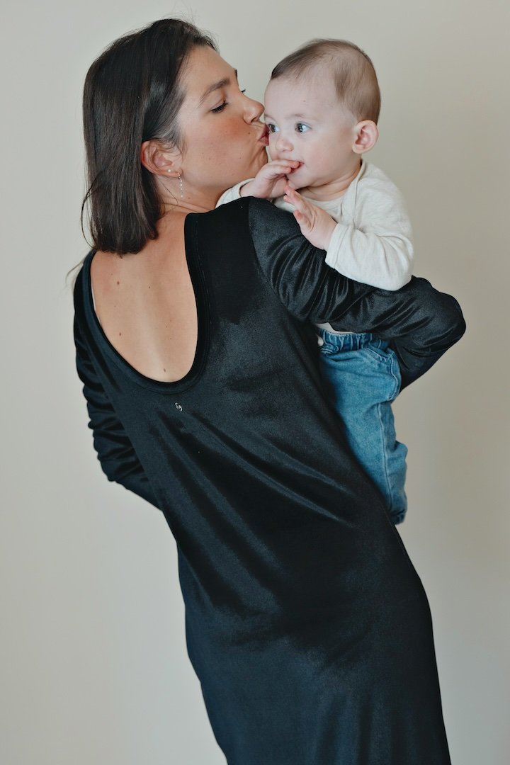 Lång amningsklänning i sammet med öppen rygg