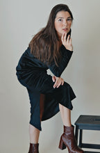 Ladda upp bild till gallerivisning, Lång amningsklänning i sammet med öppen rygg
