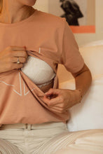 Laden Sie das Bild in den Galerie-Viewer, Amningst-shirt Breastfeeling - Gammelrosa

