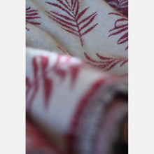 Laden Sie das Bild in den Galerie-Viewer, Yaro Blanket - Bahamas White Bordeaux Wool
