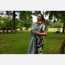 Ladda upp bild till gallerivisning, Yaro vävd sjal - Flowersnake Duo Black Blue Wool - 40% bomull 30%, merinoull, 30% tencel
