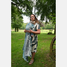 Ladda upp bild till gallerivisning, Yaro vävd sjal - Flowersnake Duo Black Blue Wool - 40% bomull 30%, merinoull, 30% tencel
