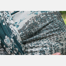 Ladda upp bild till gallerivisning, Yaro vävd sjal - Flowersnake Duo Black Blue Wool - 40% bomull 30%, merinoull, 30% tencel
