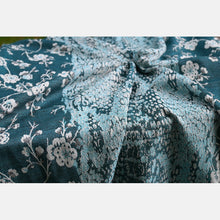 Laden Sie das Bild in den Galerie-Viewer, Yaro ringsjal - Flowersnake Duo Black Blue Wool Ring Sling - 40% bomull, 30% merinoull, 30% Tencel
