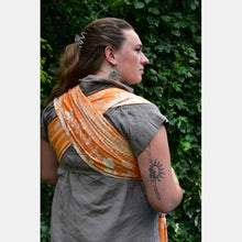 Ladda upp bild till gallerivisning, Yaro vävd sjal - Flowersnake Duo Honey Orange Tencel - 70% bomull, 30% tencel
