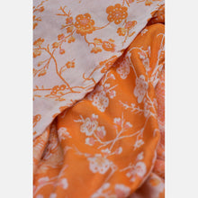 Ladda upp bild till gallerivisning, Yaro ringsjal - Flowersnake Duo Honey Orange Tencel Ring Sling - 70% bomull, 30% tencel
