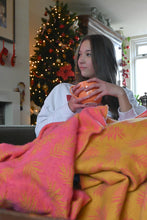 Laden Sie das Bild in den Galerie-Viewer, Yaro Blanket - Bahamas Yellow Pink Wool
