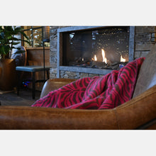 Laden Sie das Bild in den Galerie-Viewer, Yaro Blanket - Tiger Grey Magenta Wool
