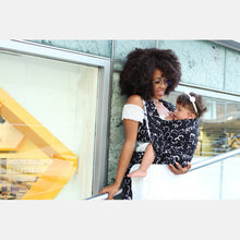 Laden Sie das Bild in den Galerie-Viewer, Yaro Ringsling – Boobs Contra Schwarz-Weiß-Ring Sling – 100% Baumwolle – Sale!
