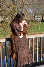 Laden Sie das Bild in den Galerie-Viewer, Yaro ringsjal - Elvish Duo Black Orange Wool Tencel - 50% bomull, 30% merinoull, 20% tencel
