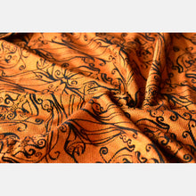 Laden Sie das Bild in den Galerie-Viewer, Yaro ringsjal - Elvish Duo Black Orange Wool Tencel - 50% bomull, 30% merinoull, 20% tencel
