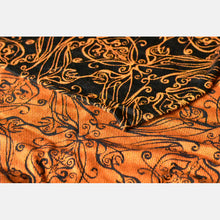 Laden Sie das Bild in den Galerie-Viewer, Yaro ringsjal - Elvish Duo Black Orange Wool Tencel - 50% bomull, 30% merinoull, 20% tencel
