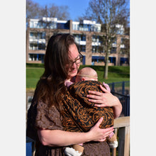 Ladda upp bild till gallerivisning, Yaro vävd sjal - Elvish Duo Black Orange Wool Tencell - 50% bomull, 30% merinoull, 20% tencel
