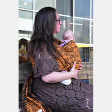 Ladda upp bild till gallerivisning, Yaro vävd sjal - Elvish Duo Black Orange Wool Tencell - 50% bomull, 30% merinoull, 20% tencel
