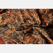 Laden Sie das Bild in den Galerie-Viewer, Yaro ringsjal - Elvish Duo Black Orange Wool Tencel - 50% bomull, 30% merinoull, 20% tencel
