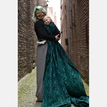Laden Sie das Bild in den Galerie-Viewer, Yaro vävd sjal - Elvish Duo Black Petrol Cashmere Tencel - 50% bomull, 30% kashmir, 20% tencel - Utförsäljning!
