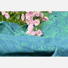 Laden Sie das Bild in den Galerie-Viewer, Yaro vävd sjal - Elvish Duo Green Petrol Tencel Seacell - 65% bomull, 25% tencel, 10% seacell - Utförsäljning!

