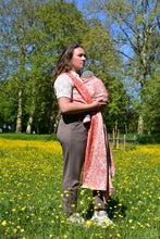 Laden Sie das Bild in den Galerie-Viewer, Yaro vävd sjal - Elvish Duo Honey Orange Wool Blend - 60% bomull, 30% merinoull, 5% kashmir, 5% silke
