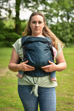 Laden Sie das Bild in den Galerie-Viewer, Yaro Hug Carrier - Jeans Petrol Black Delave Linen - 60% bomull, 40% linne
