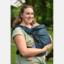 Laden Sie das Bild in den Galerie-Viewer, Yaro Hug Carrier - Jeans Petrol Black Delave Linen - 60% bomull, 40% linne
